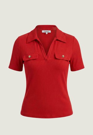 Top corto a maniche corte rosso a coste con collo, scollo a V profondo e due tasche sul petto con patta chiuse da bottoni dorati.