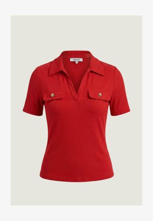 Haut rouge côtelé à manches courtes avec un col, un décolleté en V profond et deux poches poitrine à rabat fermées par des boutons dorés.