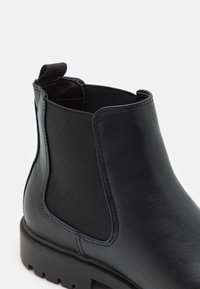Pier One UNISEX - Botines bajos - black