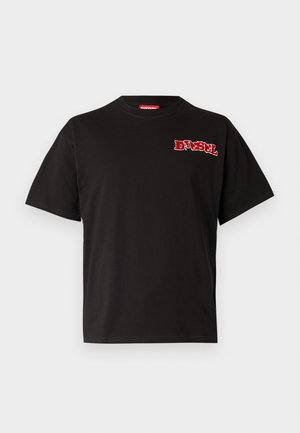 Czarna bawełniana koszulka z krótkim rękawem i okrągłym dekoltem, z czerwoną wyszywaną logo na lewej stronie klatki piersiowej. Bez wzorów ani dodatkowych detali.