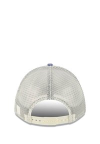 Czapka baseballowa z siatkowym tyłem, w kolorze off-white, z zakrzywionym daszkiem, regulowanym plastikowym zapięciem oraz małym niebieskim akcentem na górze.