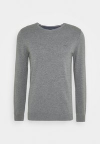 Grauer Langarmpullover aus weichem Material. Mit Rundhalsausschnitt, gerippten Bündchen und einem kleinen Logo auf der Brust. Einfaches, schlichtes Design.