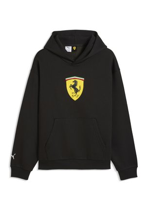 Czarna bluza z kapturem z przednią kieszenią, z żółtym logo Ferrari w formie tarczy oraz małym białym logo Puma na lewym rękawie.