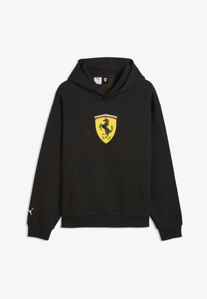 Czarna bluza z kapturem z przednią kieszenią, z żółtym logo Ferrari w formie tarczy oraz małym białym logo Puma na lewym rękawie.
