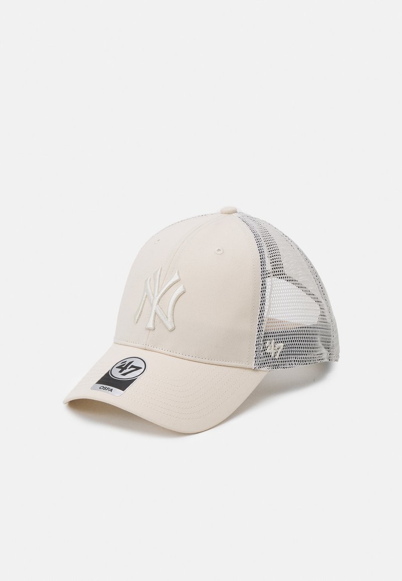 Șapcă de baseball din material crem cu spate din plasă, având un logo brodat pe față, partea din față curbată și închidere reglabilă cu capsenă.