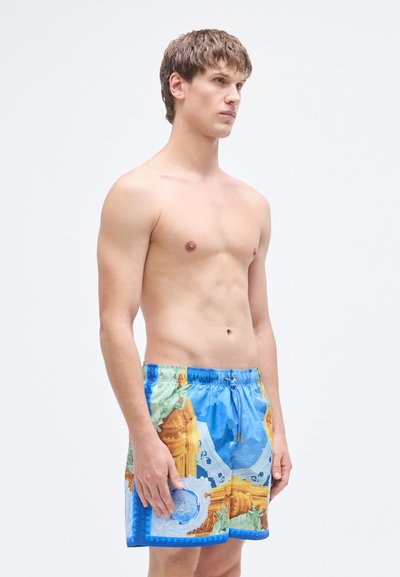 Μπλε μαγιό σορτς με πολύχρωμο αρχιτεκτονικό μοτίβο, με ελαστική μέση και κορδόνι. Κατασκευασμένο από ελαφρύ ύφασμα.