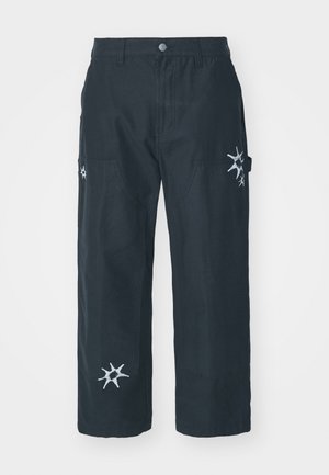 Pantaloni cargo in cotone nero con una vestibilità ampia, caratterizzati da ricami decorativi bianchi a forma di stella sui lati e chiusura con bottone in metallo.
