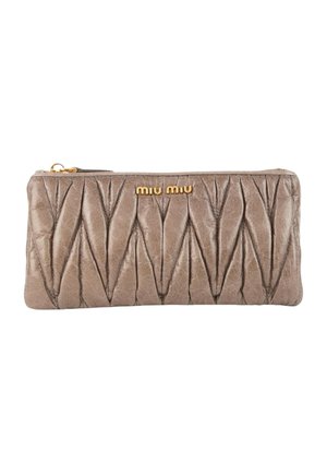 Taupe læder Miu Miu clutch med rynket diagonalt syning og guldfarvet lynlås og logo foran i midten.