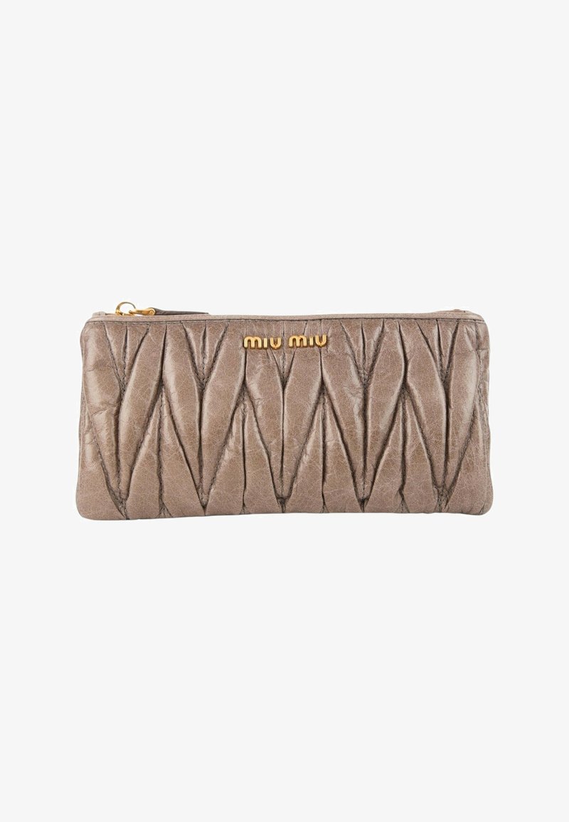 Pochette Miu Miu en cuir taupe avec piqûres diagonales froncées, fermeture éclair dorée et logo au centre avant.