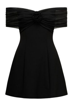 Mustat olkaimia paljaiksi jättävä mekko, jossa on tiukka vartalo-osa, levenevä hame, läpikuultavat kerrostetut hihat ja kangasruusu-yksityiskohta keskelle kaula-aukkoa.