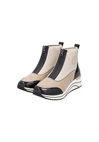 Bottines à fermeture éclair beiges et noires en matériaux en daim et cuir verni, avec une semelle compensée et des rayures blanches contrastantes.