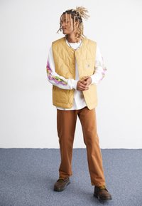 Carhartt WIP SKYTON VEST - Vesta - bourbon