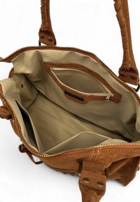 Sac à main en daim marron avec un intérieur en tissu beige, doté d'une poche zippée, de compartiments ouverts et de doubles poignées en métal doré.