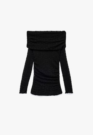 Zwarte off-the-shoulder top met lange mouwen, textuurstof en geplooid ontwerp. Heeft een brede omgeslagen halslijn en een getailleerde silhouette.