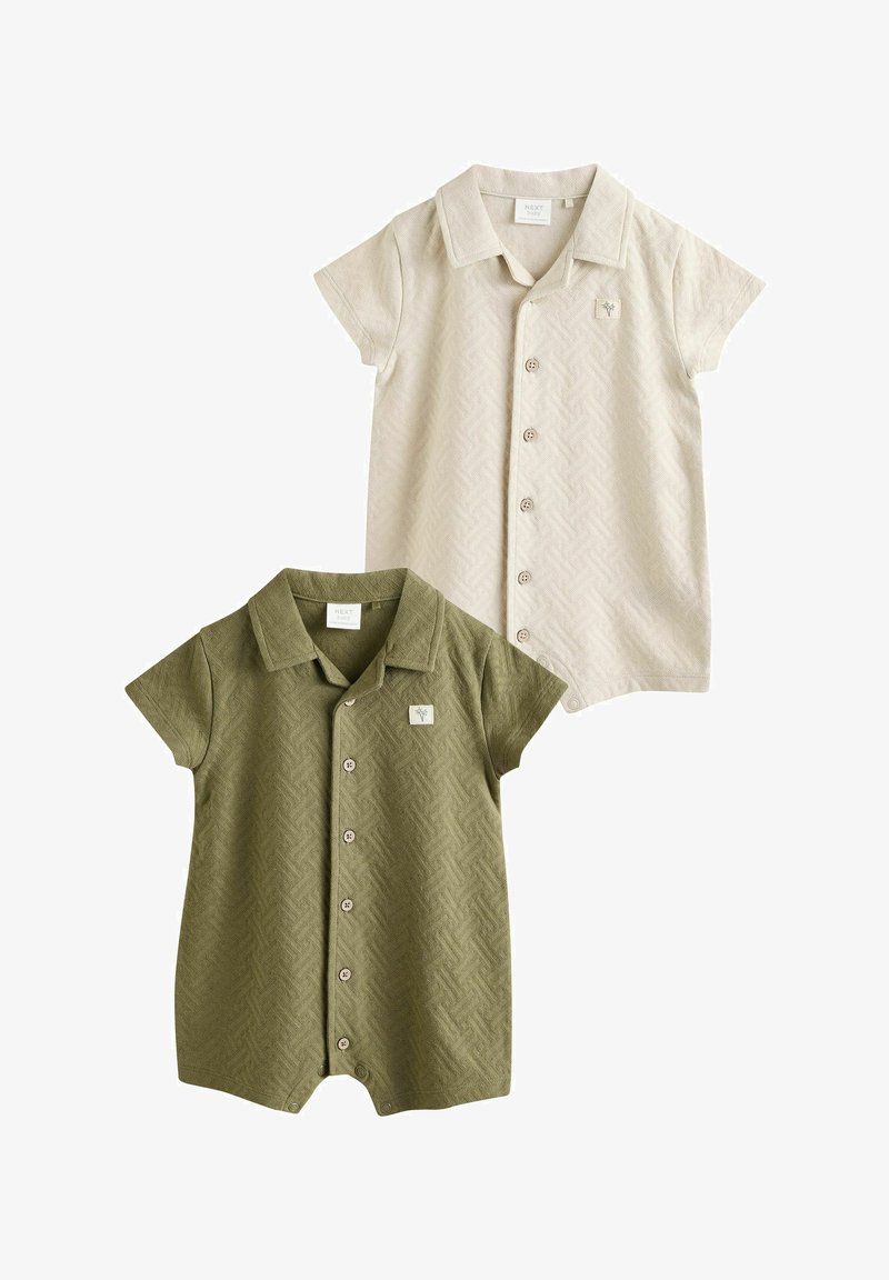 Deux grenouillères pour bébé à manches courtes avec col et boutons, une beige et une vert olive, toutes deux avec une petite écusson sur la poitrine.