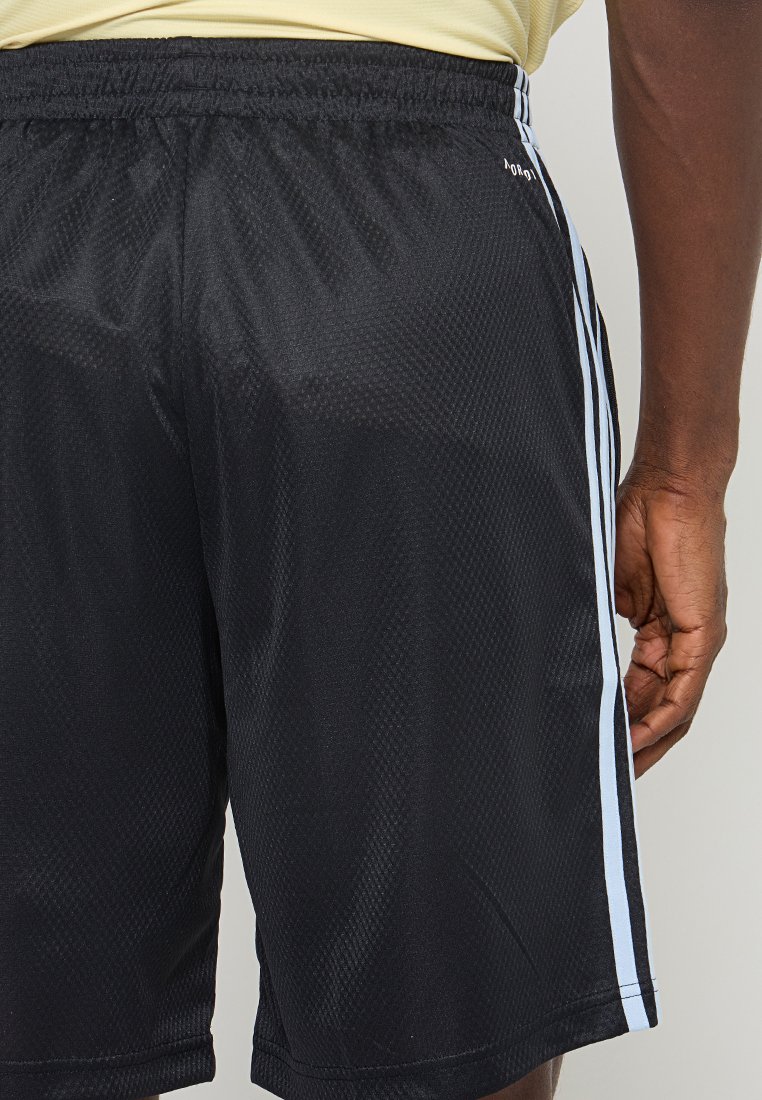 Bermudas deportivas negras hechas de una tela texturizada, con franjas laterales blancas y una cintura elástica. Sin logotipos ni patrones visibles.