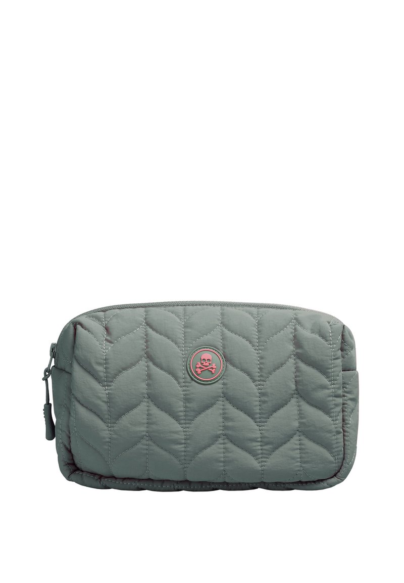 Bolso acolchado gris de forma redondeada, con un emblema rosa prominente y un cierre de cremallera suave. Textura suave y sutil patrón de hojas.