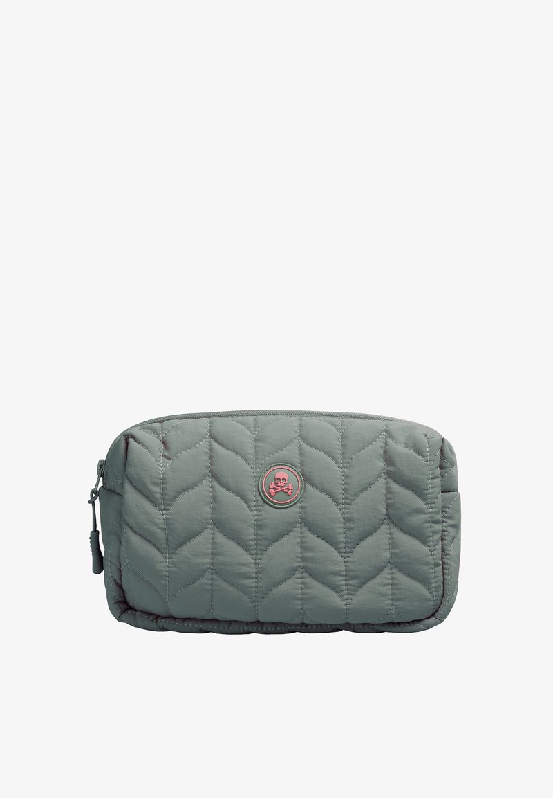 Bolso acolchado gris de forma redondeada, con un emblema rosa prominente y un cierre de cremallera suave. Textura suave y sutil patrón de hojas.