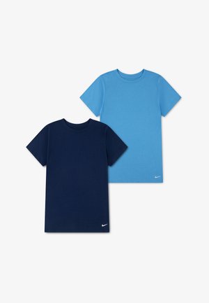 To ensfarvede T-shirts med korte ærmer og rund hals, den ene mørkeblå og den ene lyseblå, hver med et lille hvidt Nike-logo nederst foran til venstre.