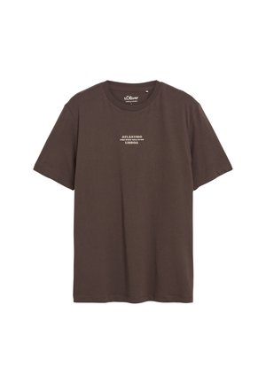 Brązowy t-shirt z krótkim rękawem i okrągłym dekoltem, z białym napisem „ATLÂNTICO OCEAN SPORTS ESCOLA DE SURF LISBOA“ na piersi oraz metką s.Oliver wewnątrz kołnierza.