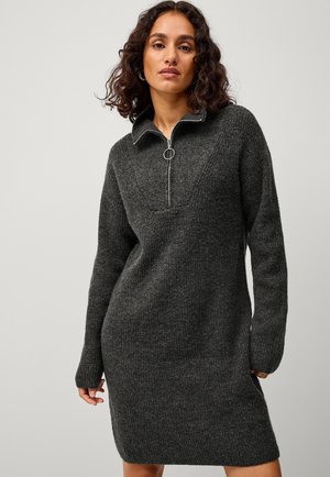 Dunkelgraues Strickkleid mit Reißverschlusskragen, langen Ärmeln und einem lässigen Schnitt mit Rippstruktur und -details.