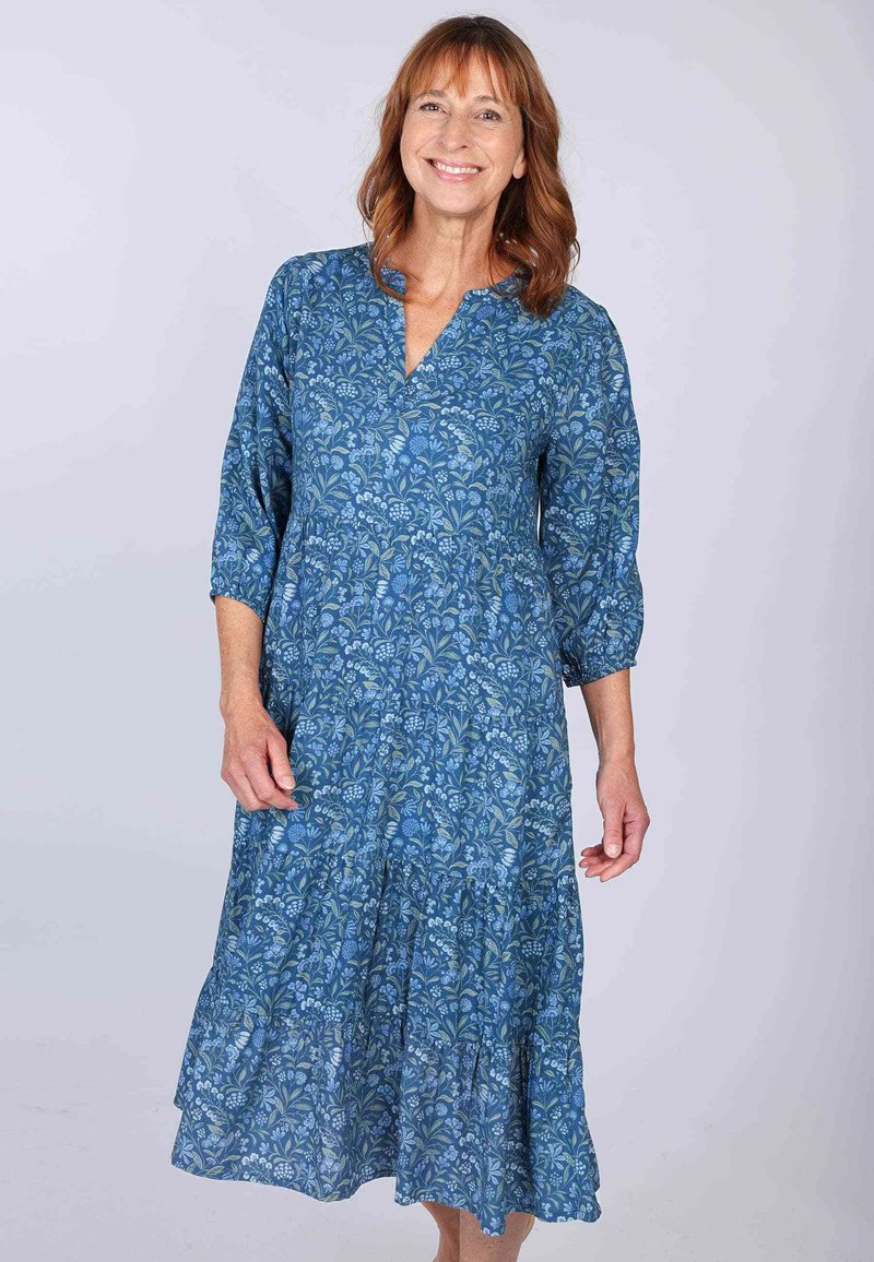 Blaues, floral bedrucktes Kleid mit Dreiviertelärmeln, V-Ausschnitt, schichteten Rock, aus leichtem Stoff, mit komplexen botanischen Mustern.