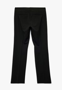 Zwarte broek met een gladde textuur, slim fit en twee achterzakken. De tailleband is plat zonder zichtbare sluitingen.