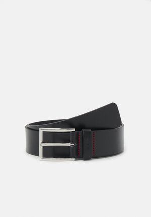 Zwarte leren riem met een zilveren dubbele tangbuckle en rode stiksels. Glad oppervlak, rechthoekige vorm en minimalistisch ontwerp.