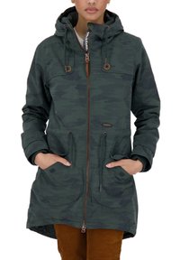 Giacca con motivo mimetico verde, chiusura con zip, cappuccio regolabile con cordino, due tasche frontali e dettagli in pelle marrone. Tessuto morbido.