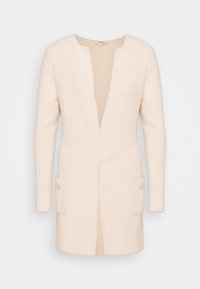 Krémově zbarvený svetr na zapínání z měkké, strukturované tkaniny. Má hluboký výstřih do V, dlouhé rukávy a dvě přední kapsy s ozdobnými kovovými doplňky.