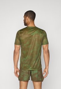 New Balance ATHLETICS PRINTED - Camiseta deportiva - woodland