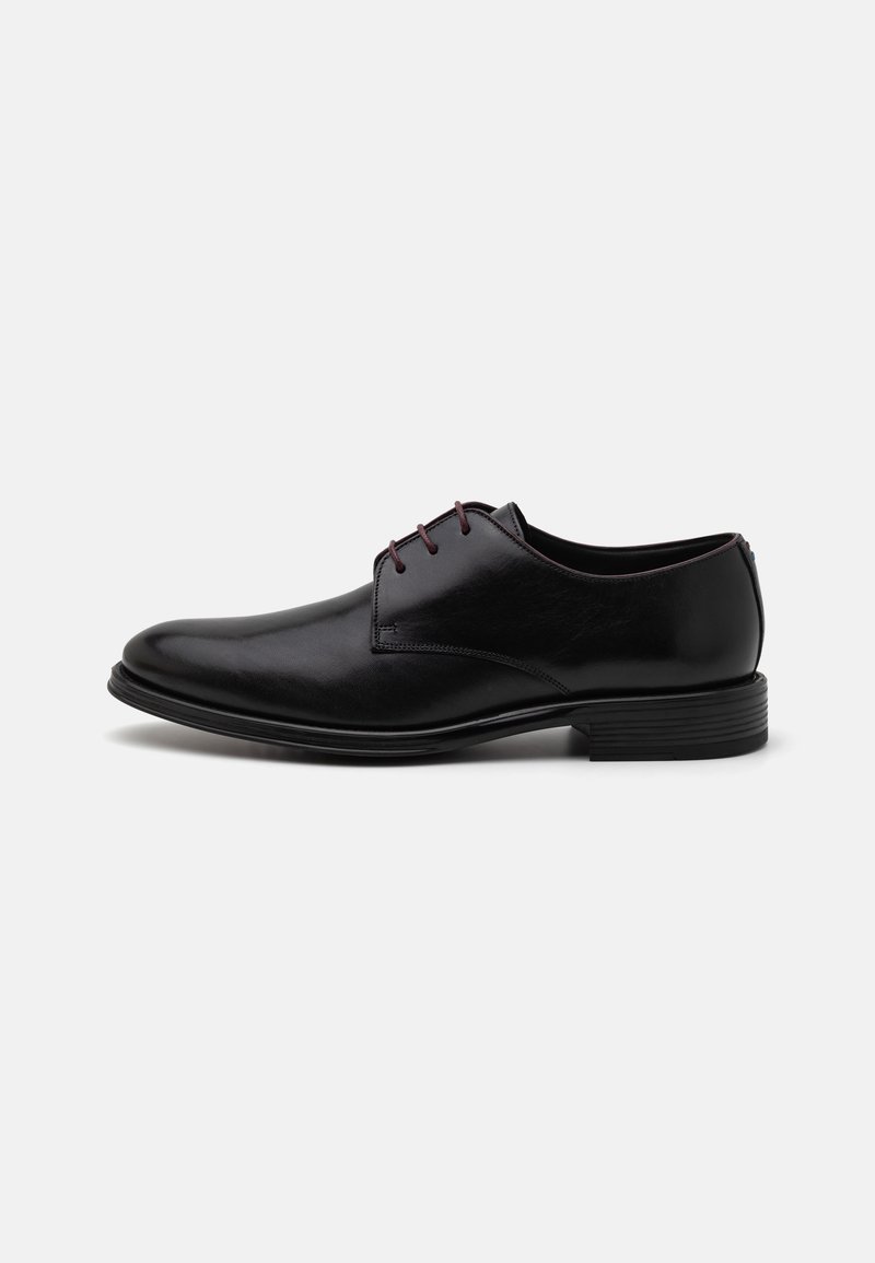 Schwarze Lederschuhe mit glatter Oberfläche, runder Spitze und schlichten Design. Mit kastanienbraunen Schnürsenkeln und einem niedrigen, gestapelten Absatz.