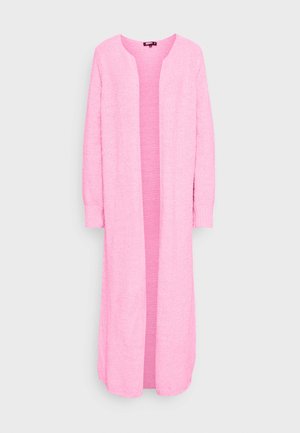 Długi różowy kardigan wykonany z teksturowanej tkaniny, z okrągłym dekoltem i otwartym przodem. Długie rękawy sięgają do nadgarstków.