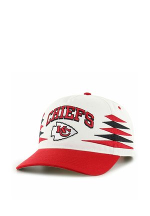 Weiße und rote Kansas City Chiefs Baseballkappe mit dem Teamlogo und roten und schwarzen dreieckigen Mustern an den Seiten.