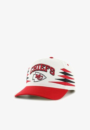 Weiße und rote Kansas City Chiefs Baseballkappe mit dem Teamlogo und roten und schwarzen dreieckigen Mustern an den Seiten.