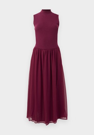 Burgunderfarget ermeløs kjole med høy hals, tettsittende overdel og flytende, samlet chiffon-skjørt. Jevn tekstur gjennom hele.
