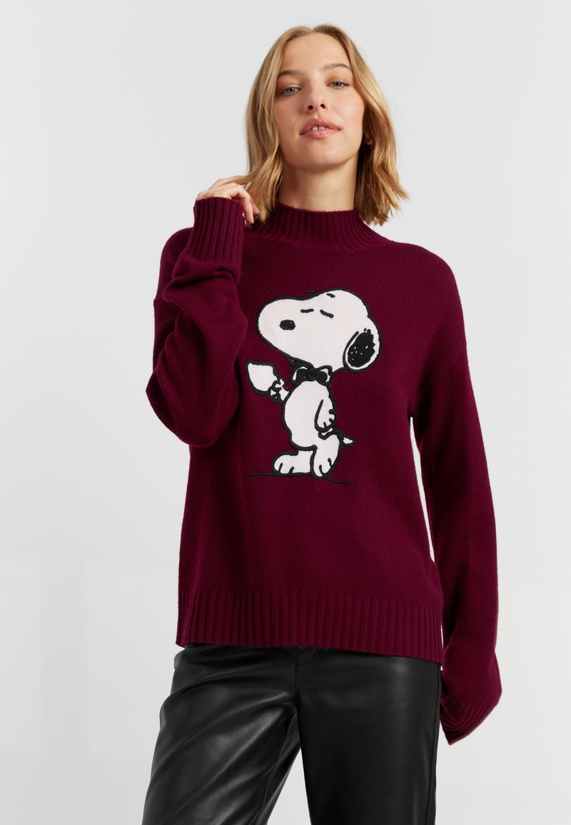 Burgunderfarbener Pullover aus Strickmaterial mit hohem Kragen, versehen mit einem schwarz-weißen Snoopy-Motiv auf der Vorderseite. Gerippter Saum und Bündchen.