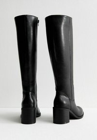 Stivali neri alti fino al ginocchio realizzati in pelle liscia, con punta arrotondata, tacco a blocco e chiusura con zip interna sul retro.