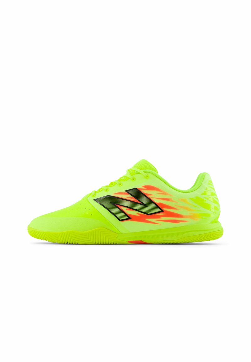 Baskets de sport jaune fluo avec des accents noirs, une semelle texturée et un motif de flammes asymétrique. Comprend des lacets et un col rembourré.