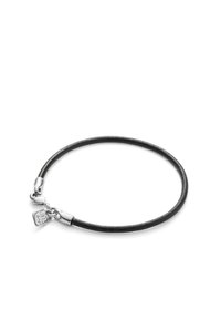 Bracelet en cuir noir avec une finition lisse, doté d'un fermoir en argent et d'un charm en forme de cœur avec des détails gravés.