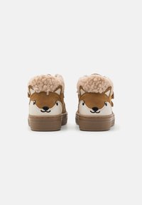 Brune semskede høye sko med hvite detaljer, med design av en revansikt og en fluffy beige foring i kunstpels. Teksturert gummisåle.