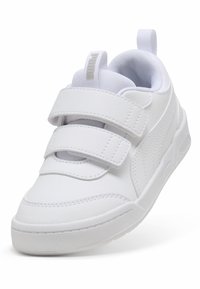Baskets blanches avec une tige en cuir lisse, deux bandes Velcro, un col rembourré et une doublure en mesh texturé, comportant un logo de marque subtil.