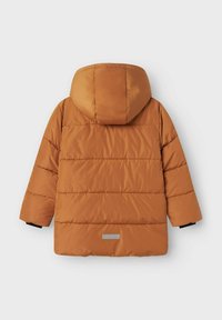 Puffjakke i orange, med hætte, stikninger og en sort indvendig kant. Inkluderer et lille reflekterende detalje bagpå.