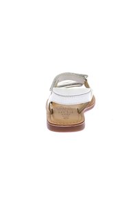 Sandalia de cuero blanco con suela de color marrón, que presenta dos correas ajustables y un respaldo texturizado. Acabado suave, diseño abierto para ventilación.