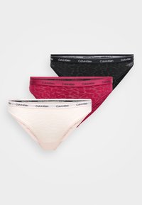 Kolm paari Calvin Kleini aluspükse mustas, tumeroosas ja helesinises, millel on tekstuuriga disain ja bränditud kummipaelad.