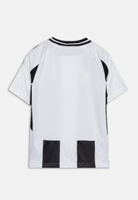 Maglietta a maniche corte bianca, con pannelli laterali neri e un orlo a righe in bianco e nero. Presenta un colletto ribattuto per un effetto di contrasto.