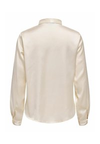 Langærmet bluse i lys beige satin, med klassisk krave og knapmanchetter, og en glat, blank overflade.