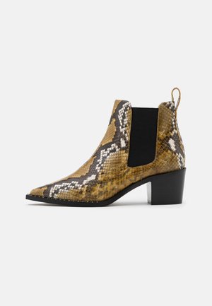 LOVA STUD - Korte laarzen - yellow