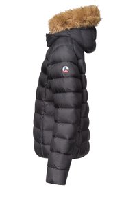 Giubbotto puffo nero con cappuccio foderato in pelliccia, caratterizzato da una texture trapuntata, chiusura con zip e una patch con logo sulla manica sinistra superiore.
