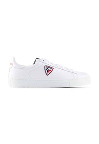Sneakers in pelle bianca con punta arrotondata, suola piatta e chiusura con lacci. Presentano una patch logo rossa e blu sul lato esterno.